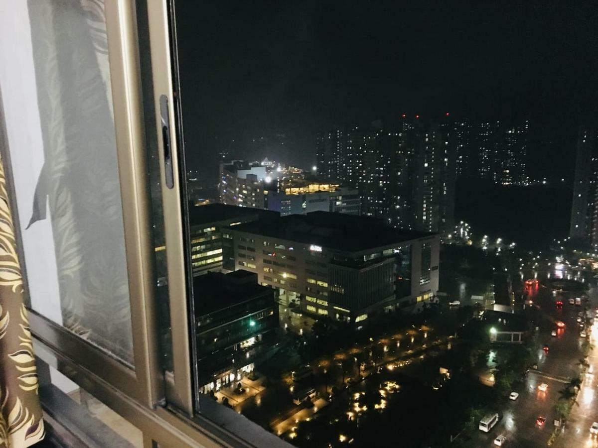 Sky High At Blue Ridge 22nd Floor * Pune
